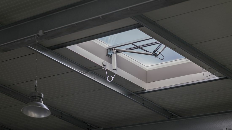 Referenz 03: Lichtkuppel im Dach mit Ent- und Belüftungsmöglichkeit